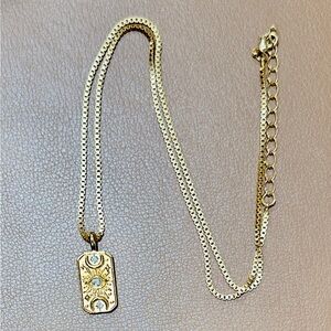 Elegant Gold Pendant Necklace